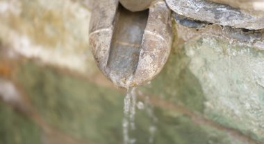 Eski model taş şelale su döker. Özel ev konsepti için atık su arıtma sistemleri