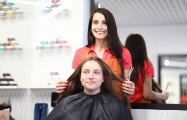 Profesyonel kuaför kuaförde kadın saçı kesiyor. Güzellik salonu hizmetleri ve moda saç kesimi konsepti