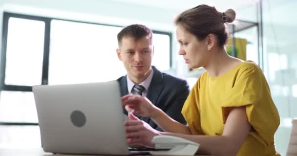 Ofiste Bir Erkek Bir Kadın Laptop Ekranında Bilgi Tartışıyor Yakın — Stok video