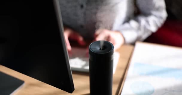 Luftbefeuchter Gerät Auf Bürotisch Nahaufnahme Managerin Benutzt Ätherisches Sitzen Schreibtisch — Stockvideo