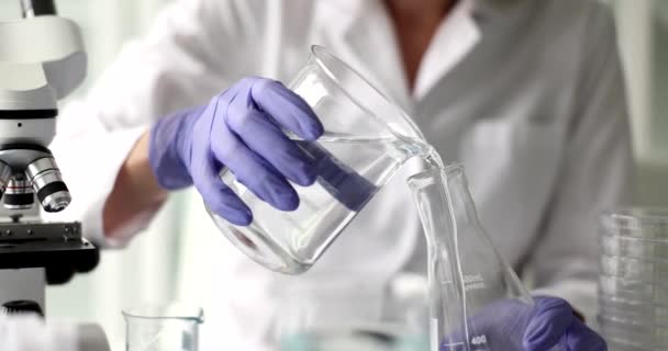 科学家手中的瓶是化学液体溶剂 科学和医学研究与发展的概念 — 图库视频影像