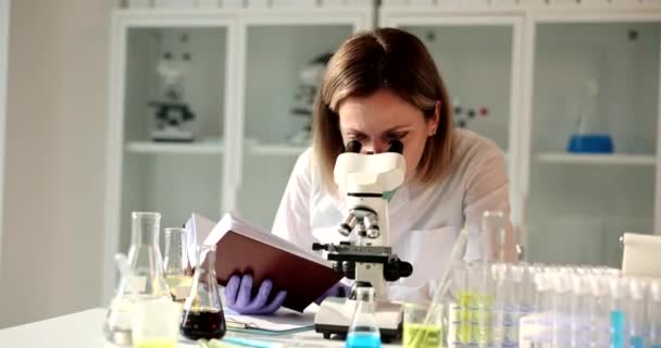 Joven Científica Lee Libro Laboratorio Biólogo Haciendo Investigación Laboratorio — Vídeo de stock