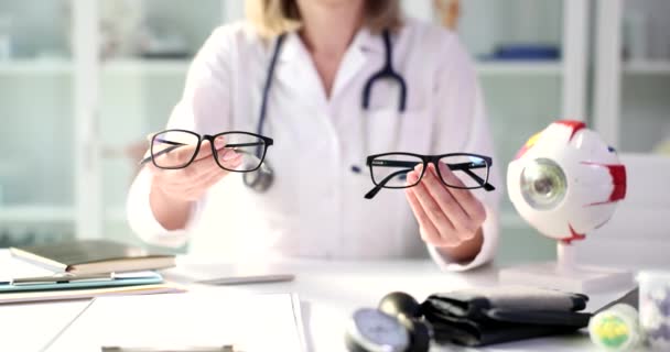 Oftalmolog Ukazuje Model Brýlí Pro Vidění Dálkozrakost Myopie Astigmatismus — Stock video