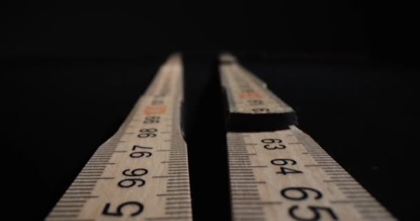 Klappbares Holzlineal Auf Schwarzem Hintergrund Messung Exakter Indikatoren — Stockvideo