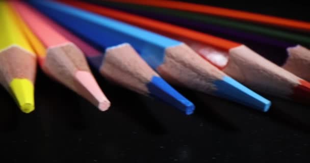Ostre Wielobarwne Ołówki Czarnym Tle Wysokiej Jakości Ołówki Drewniane — Wideo stockowe
