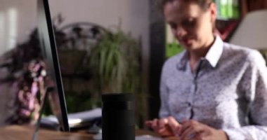 Oturma yerindeki modern hava nemlendirici aygıtı. İnternet üzerinde bilgisayar kullanan bir kadın buhar ve aromaterapinin tadını çıkarıyor.