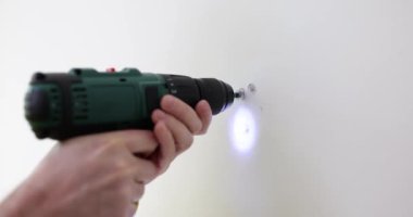Erkek eller elektrikli tornavida ve kendi kendine dokunan vida tutar. Doğru bir şekilde betonda delik açar.