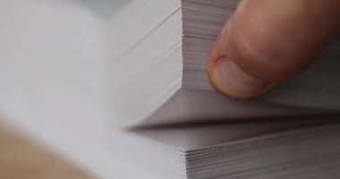 Sayfaları doküman yığınları içinde elden ele çevirme. Masaüstü kapanışında belge yığınları