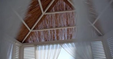 Lüks yaz tatili konsepti için gölgeliği ve perdesi olan harika tropikal plajlar. Plajın ve yaz tatillerinin rahat manzarası.