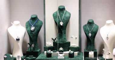 Değerli metallerden yapılmış butik vitrin mücevherleri. Gümüş ve altın kuyumcu
