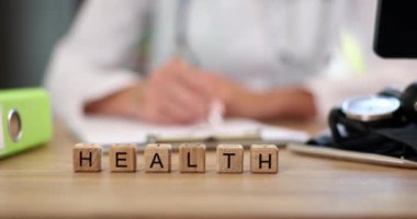 Doktor tıbbi teşhis yazıp mesaj yazıyor. Sağlık sigortası ve hasta bakımı