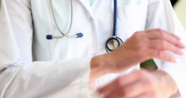 Kendine güvenen doktor kadın terapist kollarını göğsüne kavuşturup yakın çekimde duruyor. Tıbbi bakım ya da sigorta konsepti