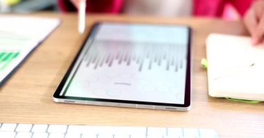 İş kadını, pazarlama finans grafiği ve grafiğini tabletteki veri bilgileriyle analiz ediyor. Rapor, istatistik ve iş konsepti arayan pazarlamacı analisti