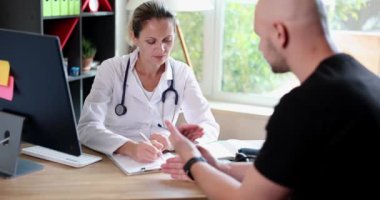 Klinikteki kadın doktor ve erkek hastalar arasındaki iletişim. Hastalıkların tıbbi yardım ve tedavisi