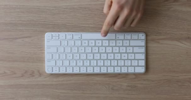 Hand Und Tastatur Leertaste Auf Dem Tisch Leertaste Lange Horizontale — Stockvideo