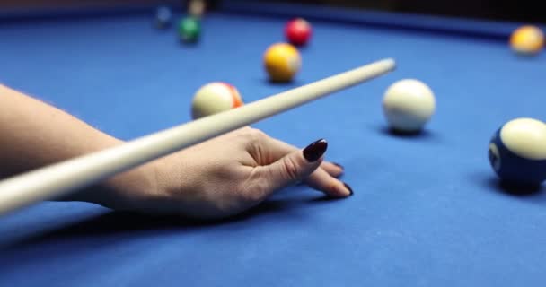 手拿着球杆指向桌面上的台球 台球游戏 — 图库视频影像