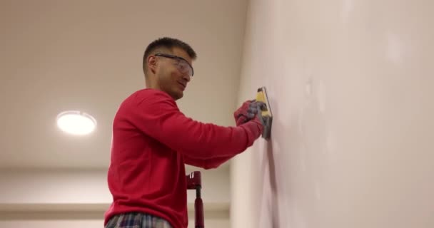 Stukadoor Gladstrijkt Muur Met Schuurpapier Trapladder Malen Muren Putten Repareren — Stockvideo