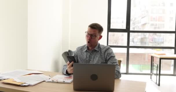 Delighted Jongeman Kijkt Naar Smartphone Scherm Ontvangt Kennisgeving Van Het — Stockvideo