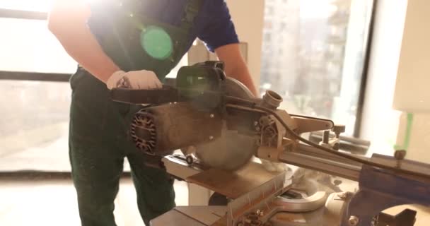 男性のビルダーは 円形の切断ラミネートを使用しています ラミネート加工の特長 — ストック動画