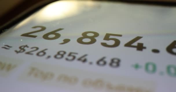 Kursnotierungen Und Zahlen Von Börsenkryptowährungen Auf Dem Smartphone Bildschirm Analyse — Stockvideo