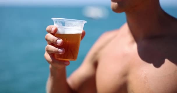 Hombre Guapo Bebiendo Cerveza Fría Playa Chico Disfrutando Bebida Calor — Vídeos de Stock
