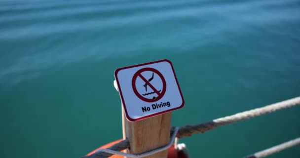 Καμία Πινακίδα Καταδύσεων Που Απαγορεύει Κολύμπι Στη Θάλασσα Στον Ωκεανό — Αρχείο Βίντεο