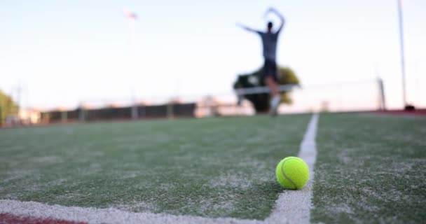 Jugador Profesional Tenis Joven Golpeando Cancha Hombre Ropa Deportiva Jugando — Vídeos de Stock