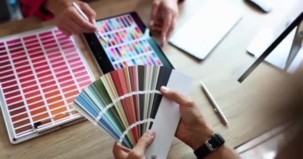 Συνάντηση Σχεδιαστής Και Πελάτης Στο Γραφείο Και Χρωματισμός Και Εμπορικό — Αρχείο Βίντεο