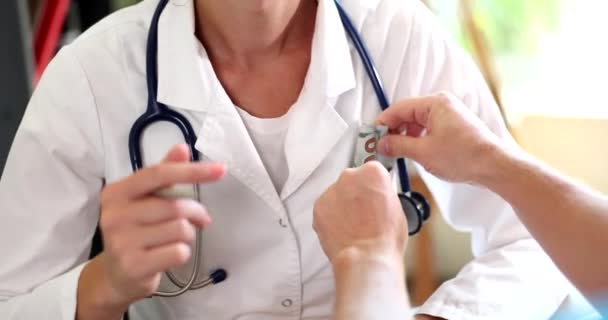 Pria Tangan Menempatkan Uang Dokter Saku Closeup Kejahatan Medis Dan — Stok Video