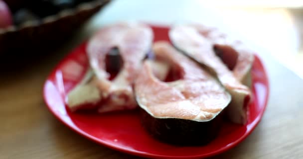 Świeży Surowy Stek Łososia Talerzu Właściwości Użytkowe Łososia Zawartość Kalorii — Wideo stockowe
