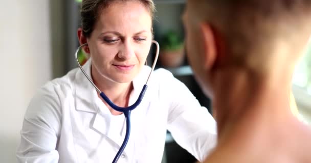 Femeie Medic Terapeut Cardiolog Ascultă Bătăile Inimii Pacientului Stetoscop Îngrijirea — Videoclip de stoc