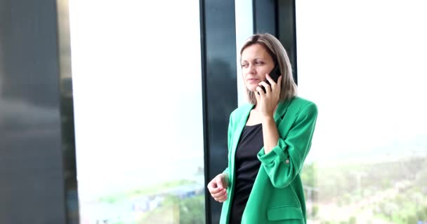 Piękna Bizneswoman Komunikuje Się Klientem Przez Telefon Odległe Negocjacje Biznesowe — Wideo stockowe