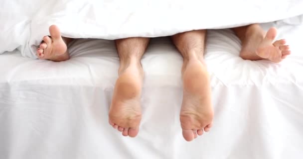 Małżeństwo Wygodnym Łóżku Uprawia Miłość Mężczyzna Kobieta Nogi Łóżko Widok — Wideo stockowe