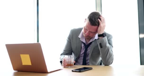 Ofiste Oturan Alkolik Işadamı Patronu Şadamı Işte Yalnız Başına Viski — Stok video