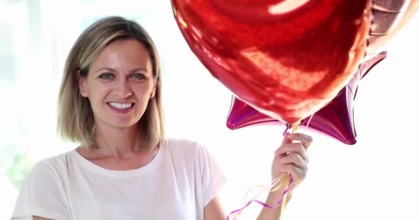 Schöne Glücklich Lächelnde Frau Mit Bunten Luftballons Geburtstagsfeier Und Überraschung — Stockvideo