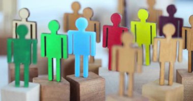 Geleneksel oryantasyon figürlerinden oluşan LGBT ahşap heykelcikler. Modern dünya konseptinde cinsel azınlıklar