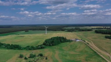 Rüzgar türbinlerinin panoramik görüntüsü veya alandaki rüzgar türbinleri yukarıdaki konseptten elektrik üretmek için