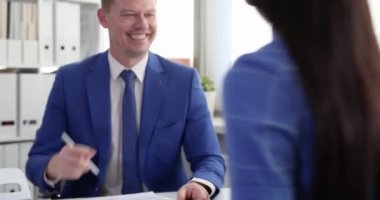 Kadın müfettiş çalışanlara para veriyor. Maaşların nakit olarak ödenmesi kavramı