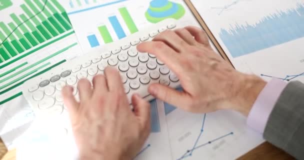 商人手握计算机键盘 进行数学财务分析和统计 会计税收和分析研究概念 — 图库视频影像