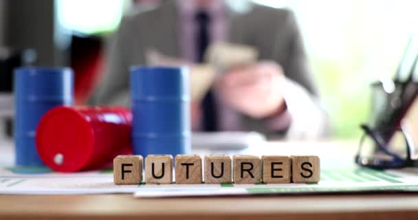 Futures Uomo Affari Stipulato Contratto Vendita Petrolio Conta Profitto Dollari — Video Stock