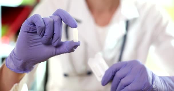 Dokter Tangan Dalam Sarung Tangan Memegang Lilin Medis Dan Pil — Stok Video