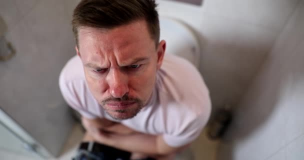 Trauriger Mann Sitzt Mit Darmproblemen Auf Toilette Und Lächelt Großaufnahme — Stockvideo