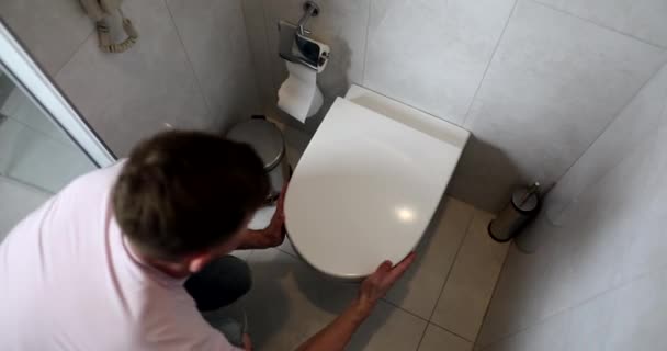 Молодий Чоловік Блює Туалеті Харчовим Отруєнням Блювота Причини Діагностики Лікування — стокове відео