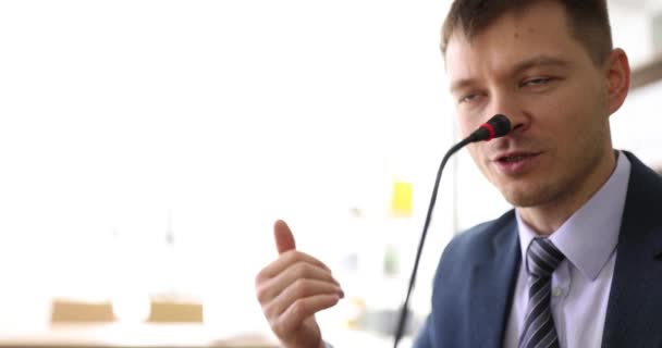 Erkek Konuşmacı Odaya Bakar Mikrofona Konuşur Adamı Konferansta Konuşma Yapıyor — Stok video