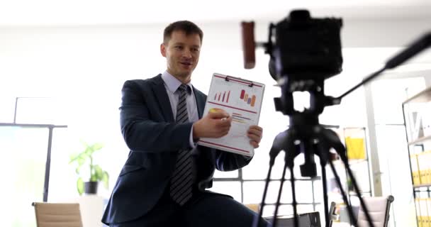 Geschäftsmann Überträgt Videokonferenz Auf Kamera Die Kommerzielle Rede Demonstriert Kleine — Stockvideo
