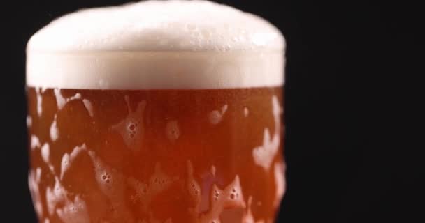 Kubek Piwa Szklaną Pianką Ciemnym Tle Tworzenie Piwa Kvass Domu — Wideo stockowe