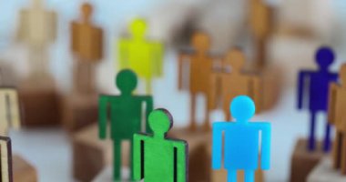 Çok renkli ahşap figürler küpler üzerinde grup halinde duruyorlar. Modern toplum konseptinde kariyer yapmak