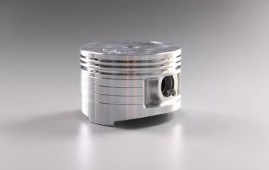 Gri arkaplana yerleştirilmiş içten yanmalı motor için yeni metal parçanın yakın çekimi. Otomobil aracı için tabanca detayı. Ulaşım, bileşen kavramı