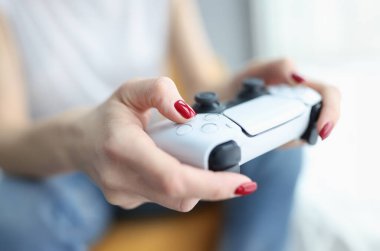 Bilgisayar oyunu için elinde joystick tutan bir kadın. Sanal gerçeklik kavramı