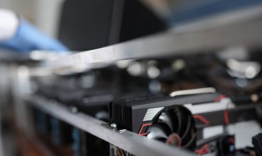 Maden çiftliği kapanışındaki video kartı tamiri ustası. Elektronik tamir ve bakım konsepti